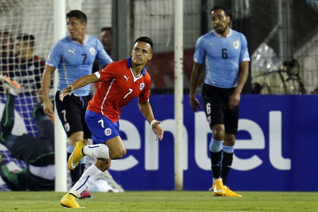 Alexis marcó el primer gol de Chile al cabecear un centro de Orellana.