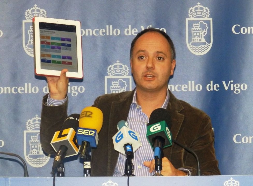 El concejal Regades muestra la App de servicios municipales.