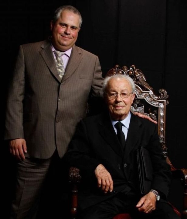 El emigrante vigués José Pérez, con su hijo Joe Pérez.