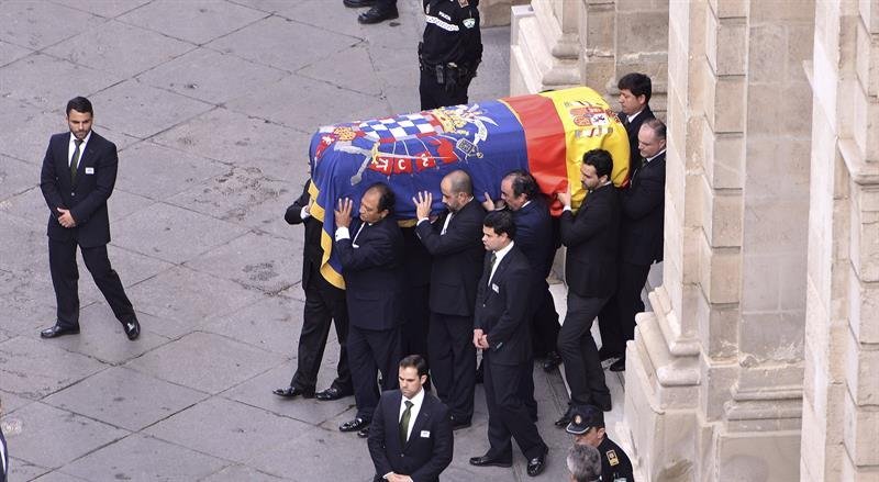 El féretro con los restos mortales de la XVIII duquesa de Alba es trasladado desde el ayuntamiento de Sevilla hasta la catedral