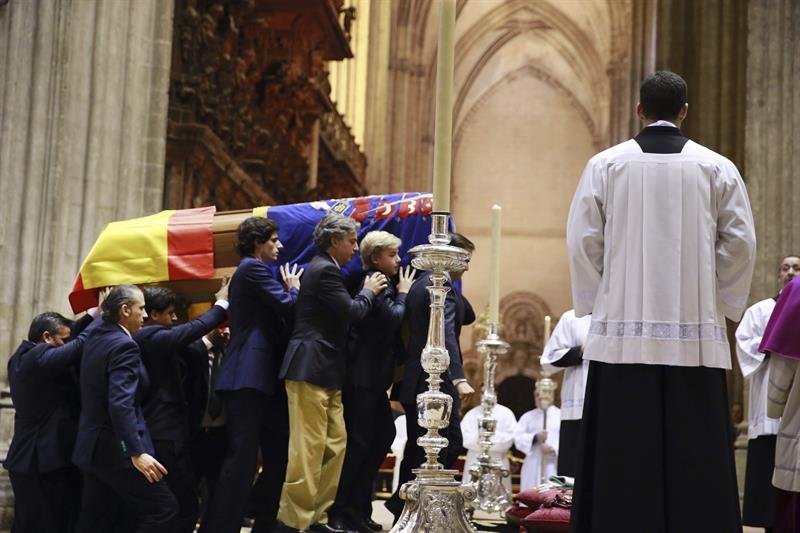 El féretro con los restos mortales de la duquesa de Alba, fallecida ayer a los 88 años, portado por sus nietos a su llegada al altar de la catedral de Sevilla