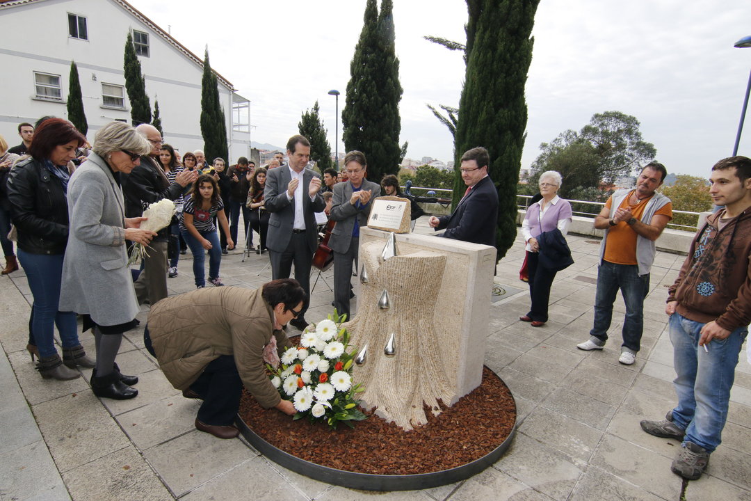 La escultura que fue inaugurada ayer en el conocido como “balcón de Aragón” fue encargada por Stop Accidentes al escultor Hugo Santos y simboliza el largo proceso que sufren los familiares de las víctimas de accidentes de tráfico.