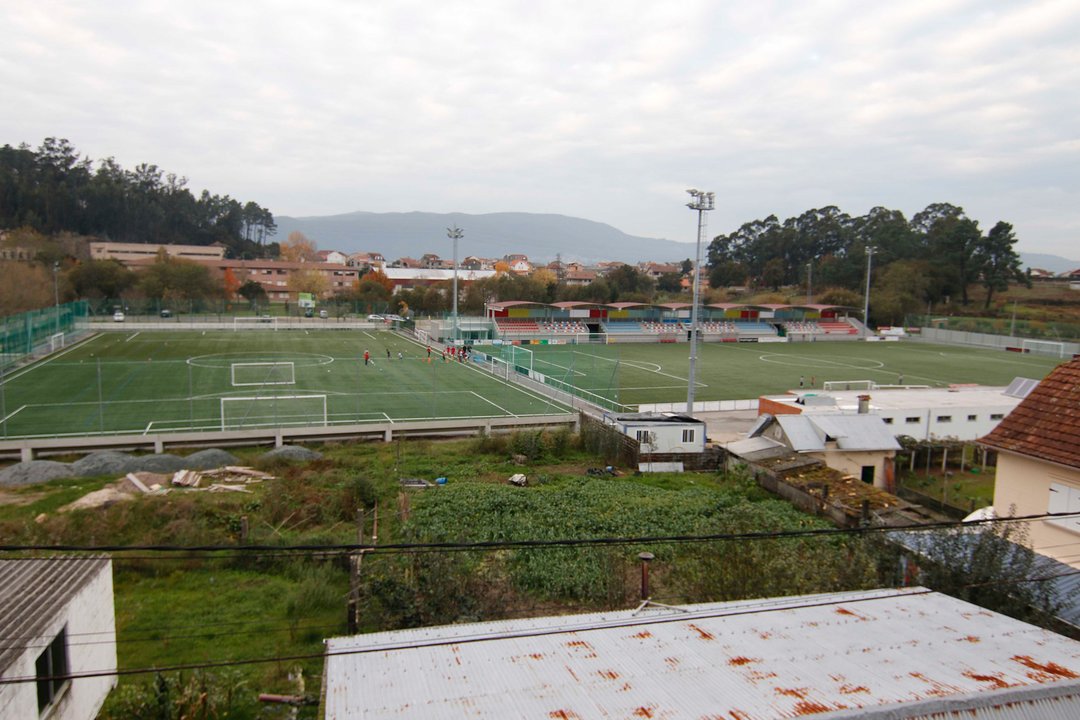 Las pistas de tenis y pádel se construirán en el complejo deportivo de Santa Mariña.
