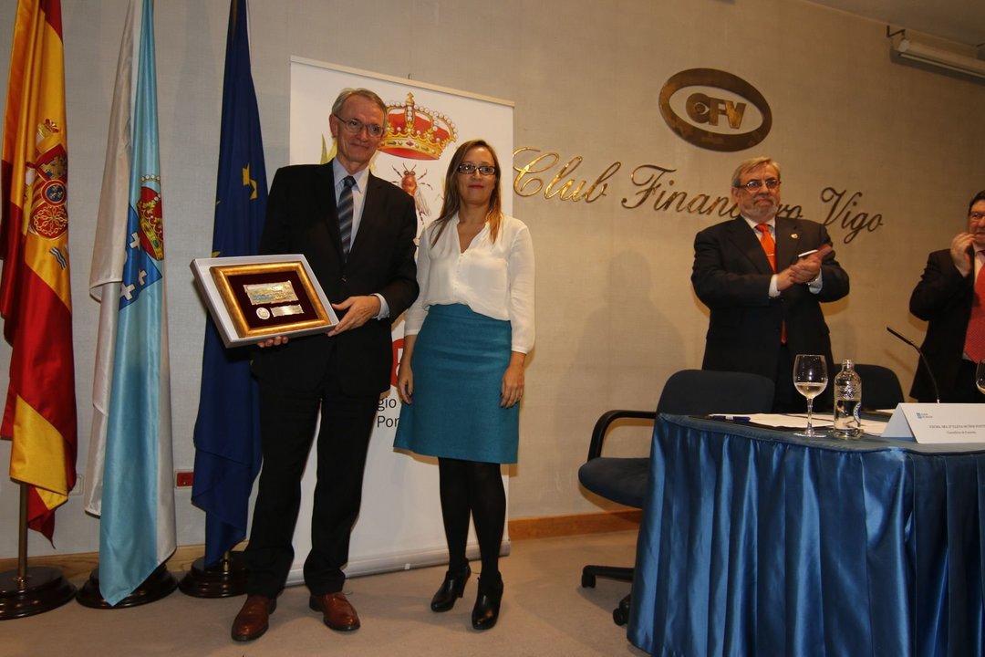 La conselleira de Facenda entregó la placa a Antón Costas en el Club Financiero Vigo.