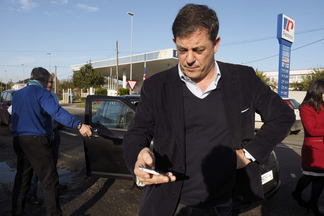 Gómez Besteiro atiende el teléfono móvil en una parada en su viaje de ayer de Lugo a Coruña.