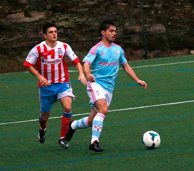 Sergio percorre a banda seguido dun dos xogadores do Lugo no partido de onte. 