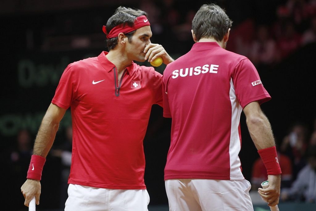 Federer habla con Wawrinka durante el partido de ayer en Lille.