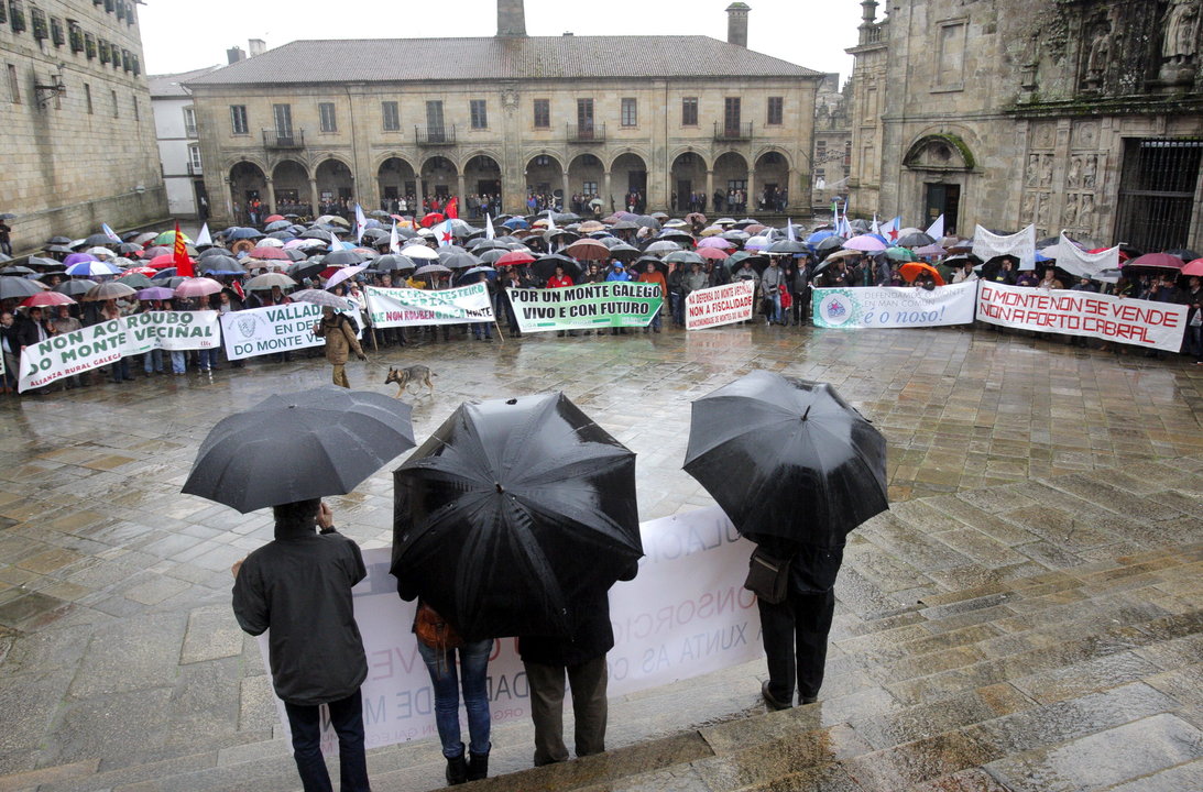 Un momento de la manifestación de las comunidades de montes vecinales, en Santiago de Compostela.