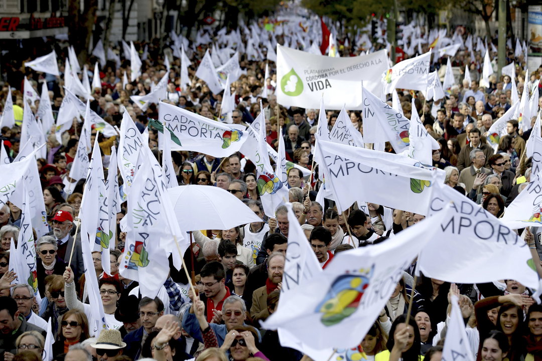 Cientos de banderas blancas acompañaron el recorrido de la marcha contra el aborto.