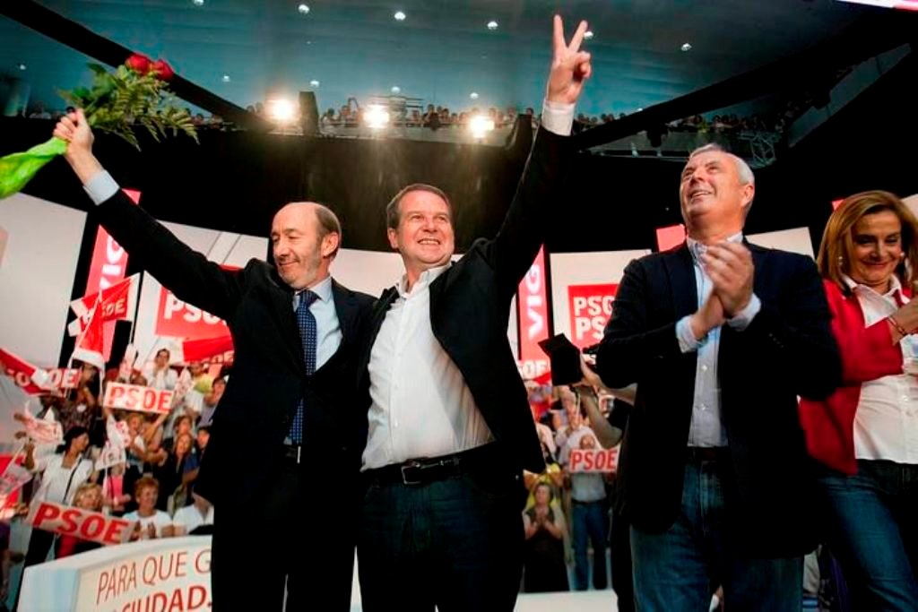 Caballero en las municipales 2011 donde fue segunda fuerza, con Rubalcaba y Pachi Vázquez, entonces dirigentes de PSOE y PSdeG. 