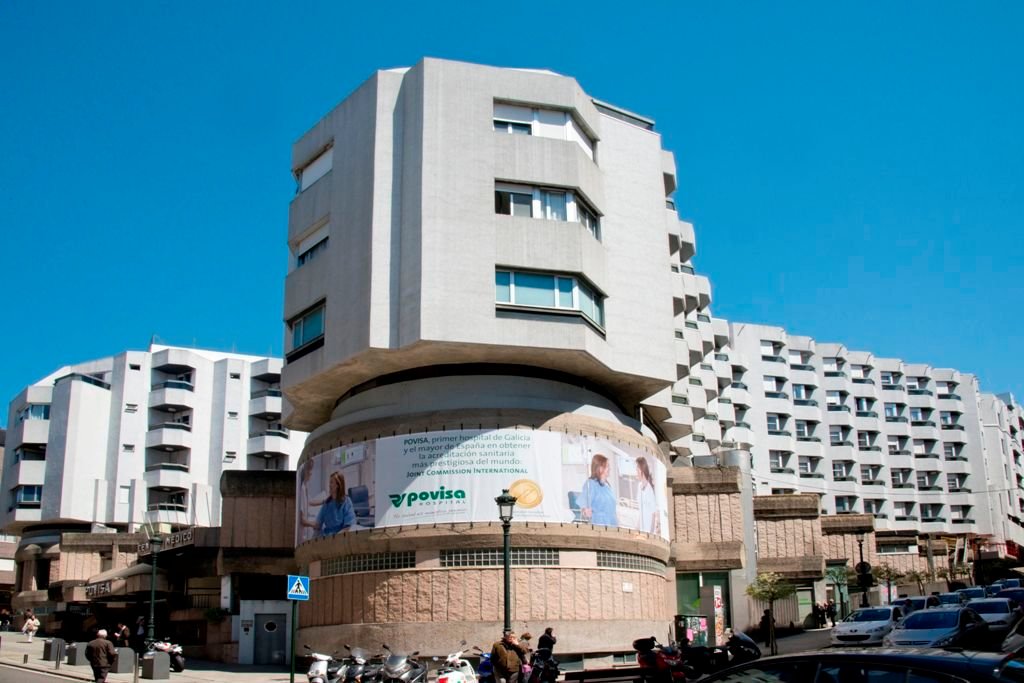El Hospital Povisa se encuentra en la calle Salamanca, cerca de la Plaza de Independencia.