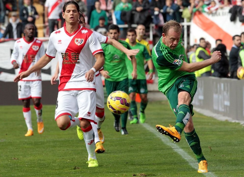 El centrocampista del Celta Krohn-Dehli golpea el balón ante el defensa del Rayo Vallecano Zé Castro, ayer en el estadio de Vallecas.