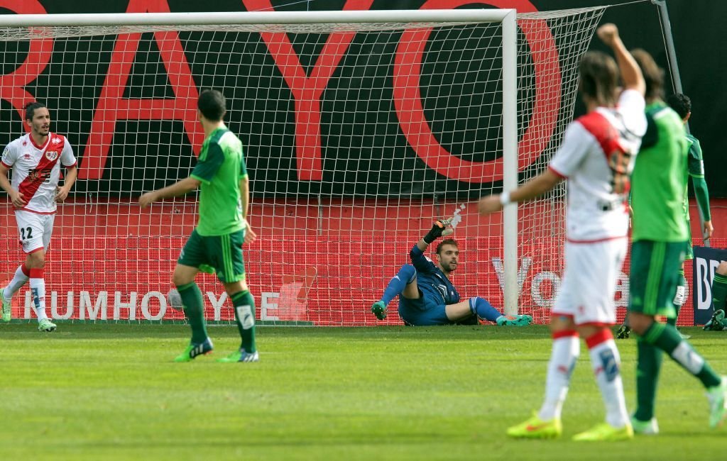 Sergio, en el suelo tras encajar el primer y único gol en el choque del mediodía de ayer en Vallecas.