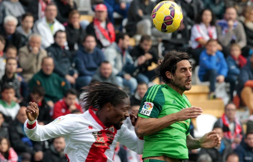 Larrivey cabecea el balón ante el defensa del Rayo Abdoulaye Ba durante el partido de ayer en Vallecas.