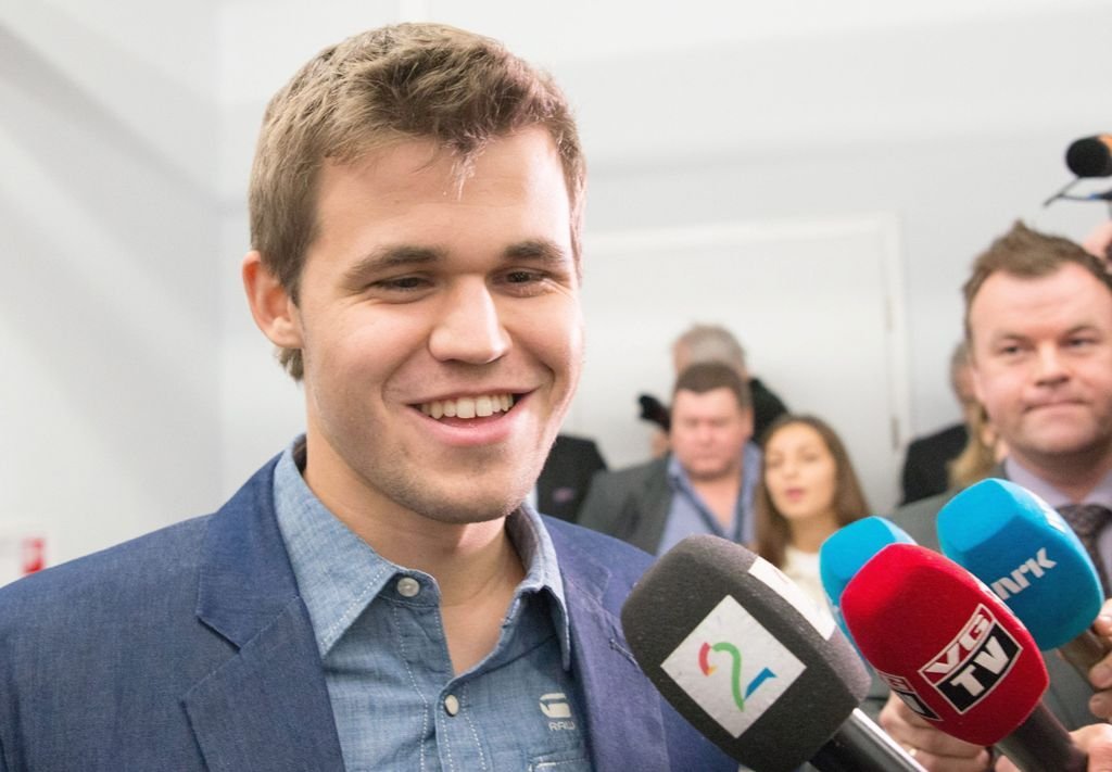 Carlsen, de 23 años, feliz tra revalidar su título mundial.