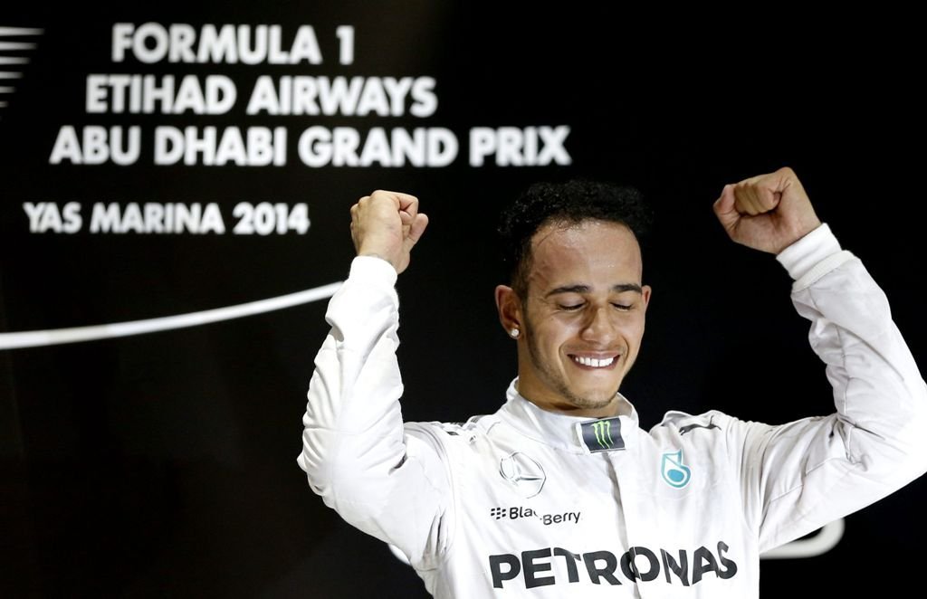 El británico Lewis Hamilton celebra su victoria en el podio del circuito de Yas Marina.