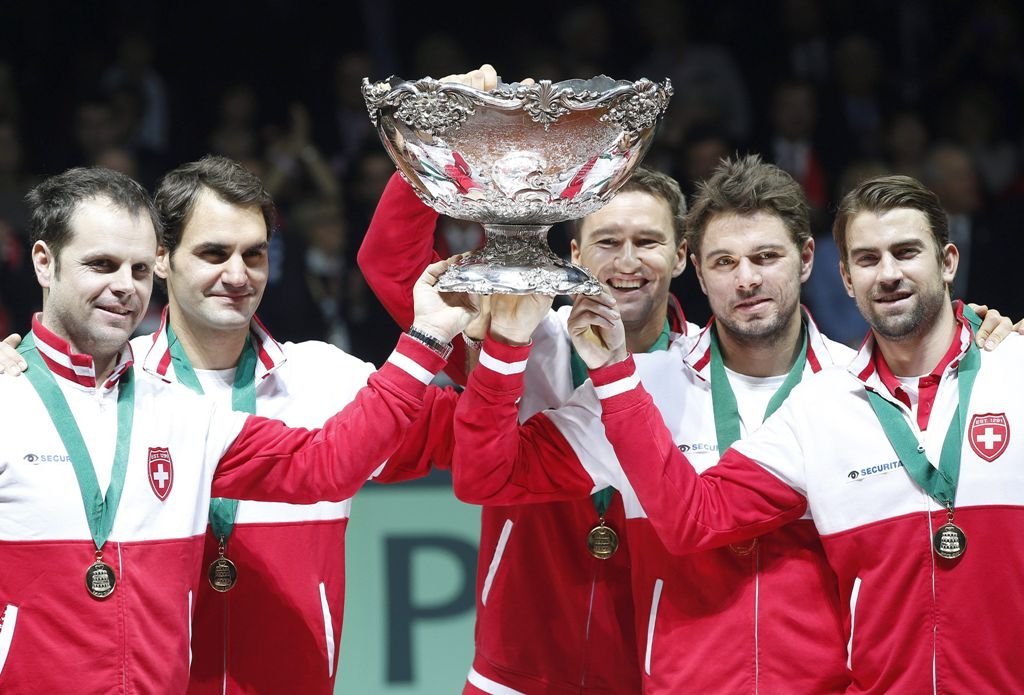 Los componentes del equipo helvético de Copa Davis posan con la primera Ensaladera que conquista Suiza en toda su historia. 