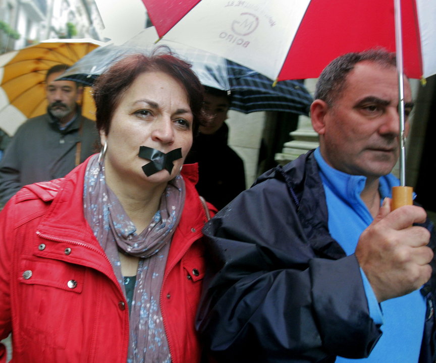 Dos de los participantes en la marcha contra la violencia de género en las callles de Compostela.
