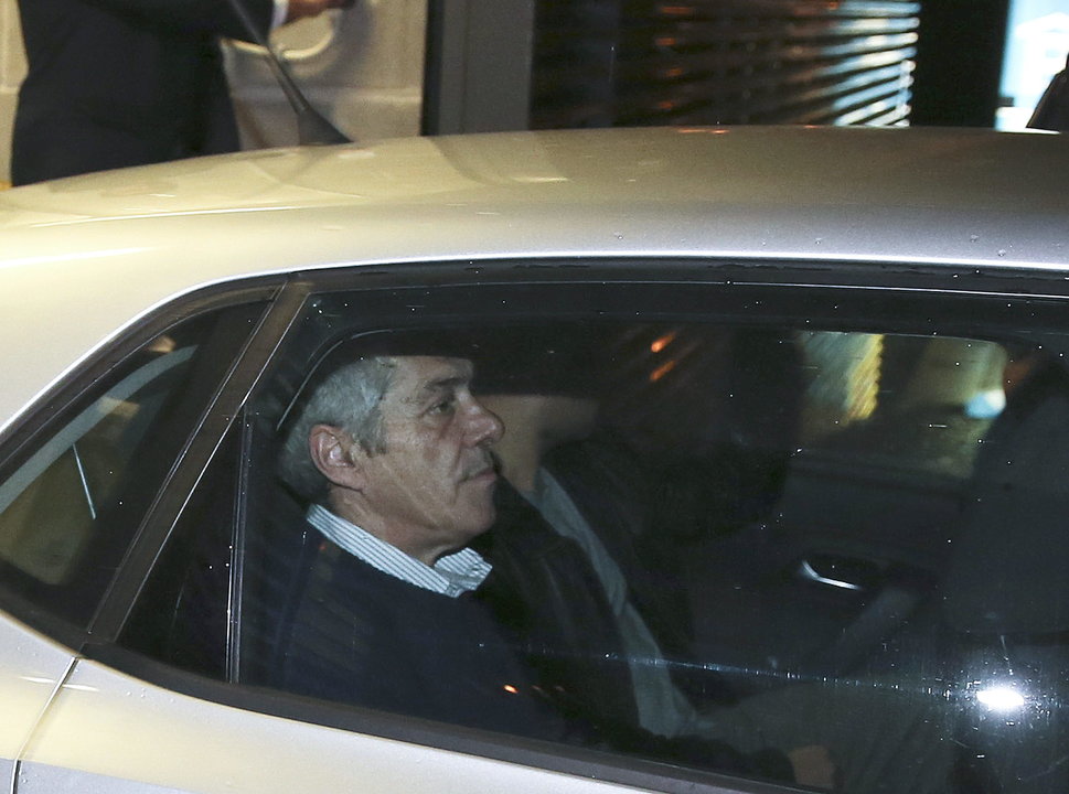 El ex primer ministro socialista José Sócrates, en el vehículo que le traslada a los juzgados.