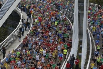 Miles de participantes, durante la carrera de San Martiño de Ourense.