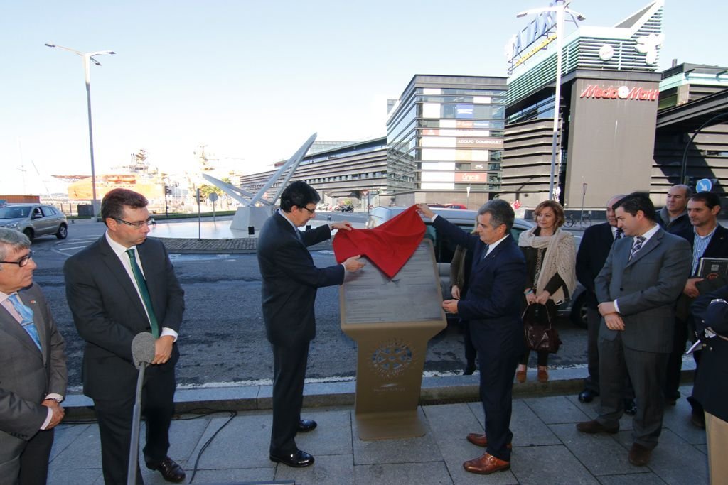 Bas, López-Chaves y el presidente del Club Rotary Vigo, ayer. Detrás, la escultura de la rotonda.