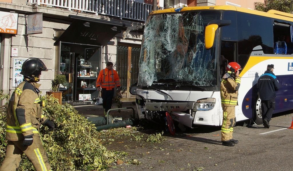 El autobús tras el siniestro, en el que arrolló coches, árboles y una farola en Gran Vía, cerca de Plaza de América.