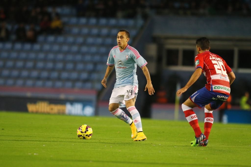 Fabián Orellana busca línea de pase durante el partido contra el Granada en Balaídos.