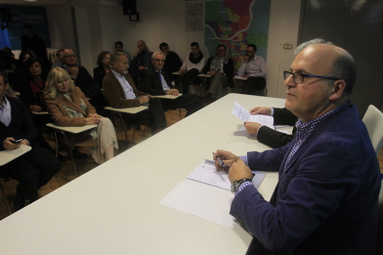 A la derecha, Manuel Baltar (detrás Rosendo Fernández) al inició del comité ejecutivo del PP.