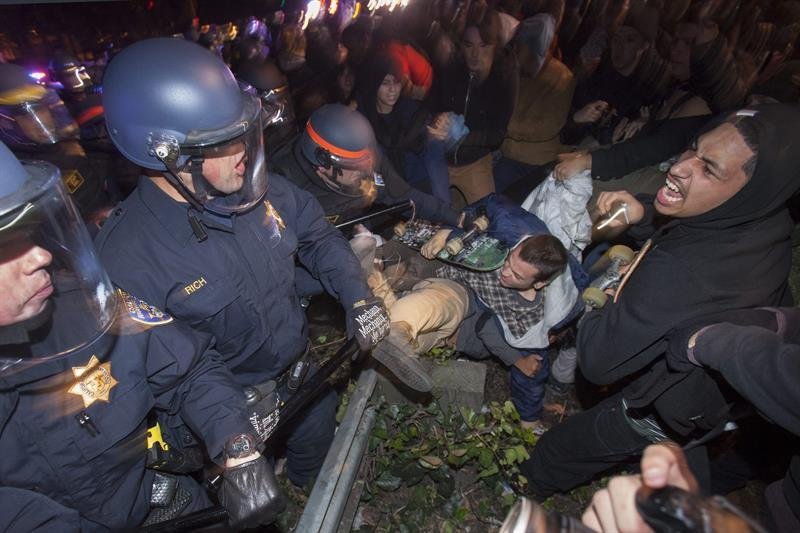 Manifestantes se enfrentan a la policía