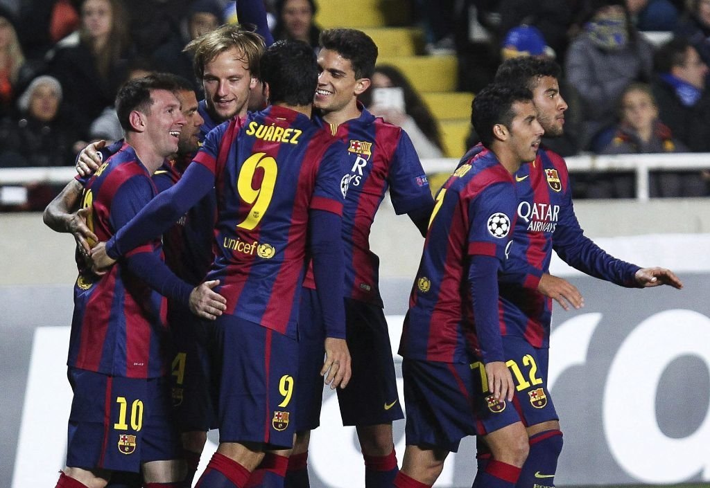 Los jugadores del Barcelona felicitan a Messi tras uno de los goles que el argentino marcó ayer ante el Apoel.