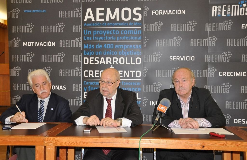 El presidente de la CEP, Luis Novoa, entre Ramón Alonso (vocal Aemos) y José Mañas, presidente de Aemos.