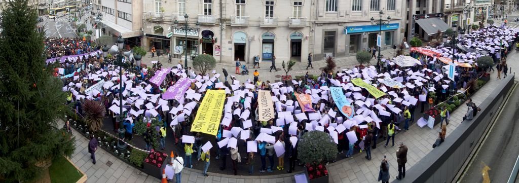 El enorme tapiz violeta formado por escolares vigueses, ayer, en la calle Urzáiz frente a la Farola para alzar su voz contra la violencia de género en el  acto organizado por el Concello.