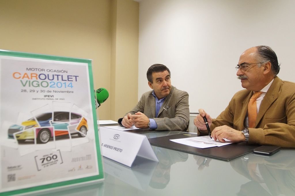 El director de CarOutlet, José Enrique Elvira, y el director del Ifevi, Arsenio Prieto, presentaron el salón.
