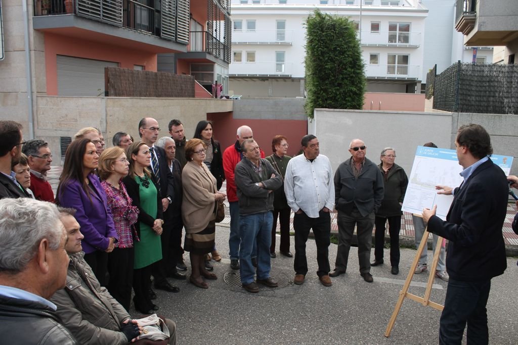 Bravo Bosch, Encarnación Rivas, Ethel Vázquez y Jesús Almuíña junto a vecinos en la presentación del proyecto.