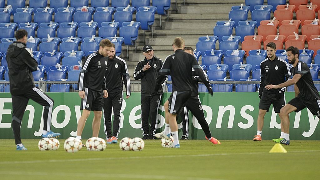 Carlo Ancelotti, al fondo, dirige el entrenamiento del Real Madrid.