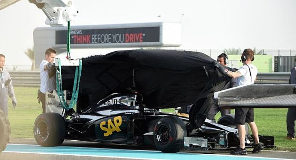 Mecánicos de McLaren descubren el nuevo coche con motor Honda.