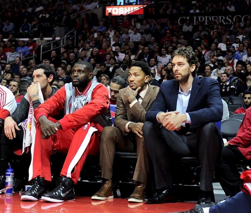Pau Gasol (d) y Derrick Rose (2d) de Bulls observan las acciones ante Clippers