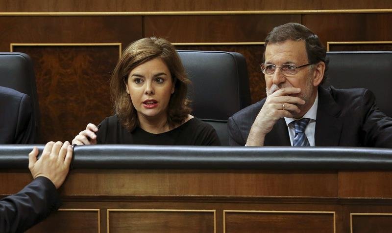 El presidente del Gobierno, Mariano Rajoy, junto a la vicepresidenta del Gobierno, Soraya Sáenz de Santamaría