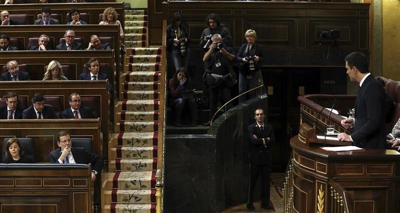 El líder del PSOE, Pedro Sánchez (d), durante su intervención hoy en el pleno del Congreso