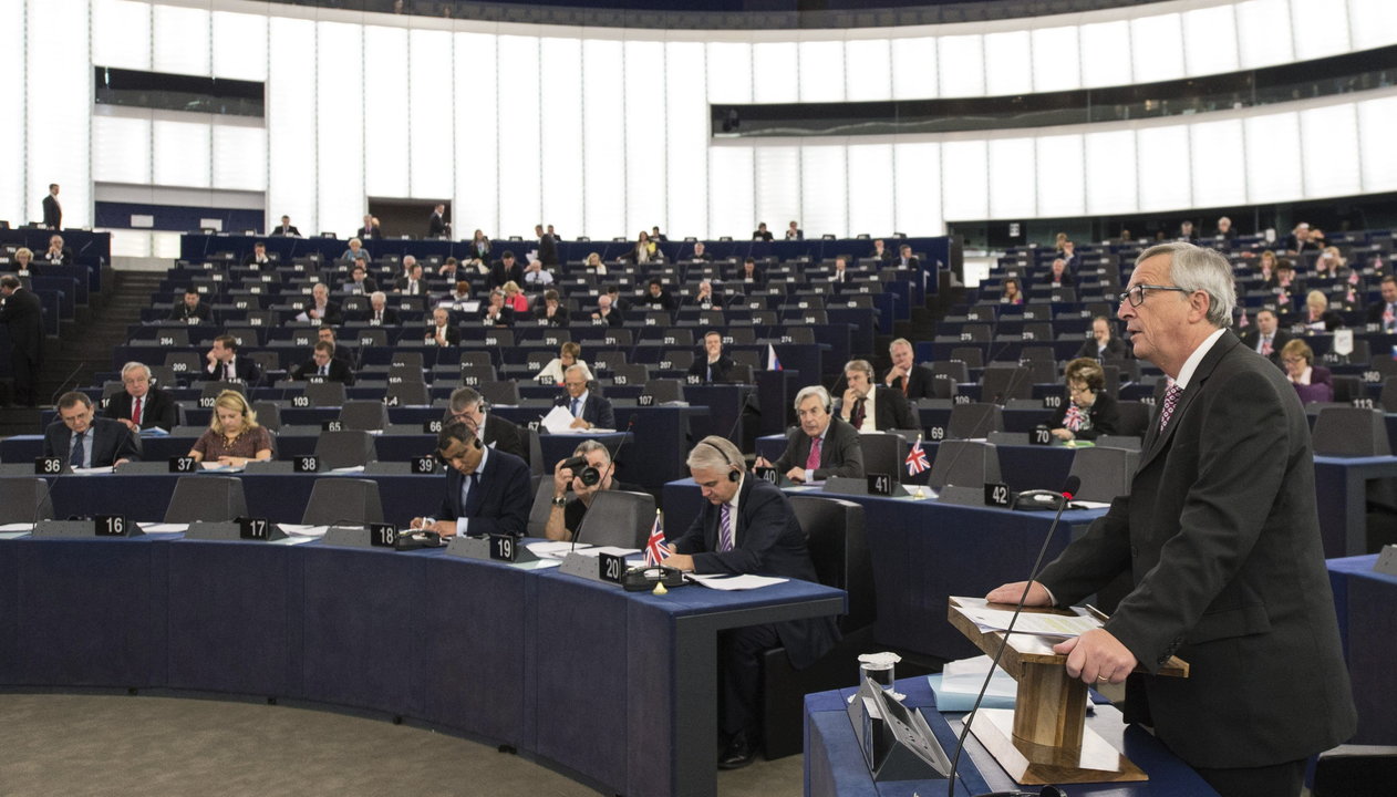 Jean-Claude Juncker (dcha), presenta su plan de inversiones en el Parlamento Europeo.