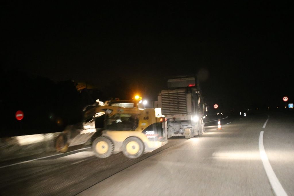Trabajos de asfaltado en el kilómetro 12, la famosa curva de Molinos, en la noche del jueves.