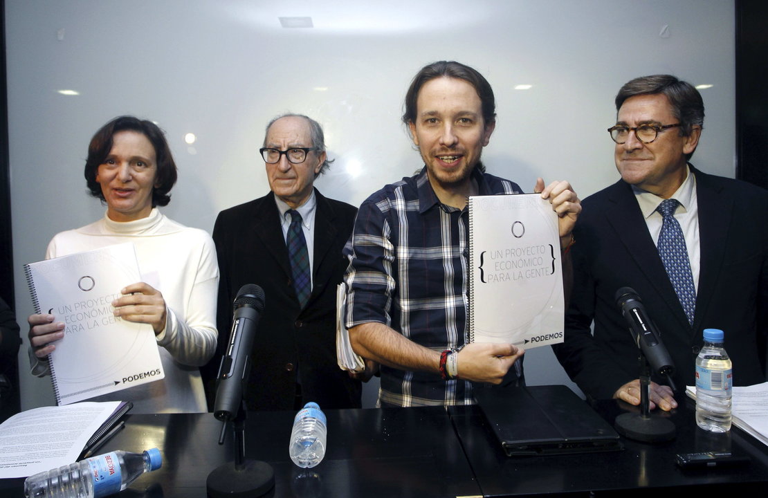 El secretario general de Podemos, Pablo Iglesias (2d), acompañado por la responsable de Análisis político del partido, Carolina Bescansa (i) y los economistas Vincenç Navarro (2i) y Juan Torres (d), durante la rueda de prensa que ha ofrecido para