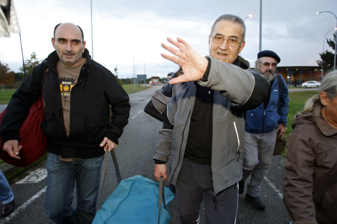 Cela Seoane y el etarra Troitiño, en noviembre de 2013, a las puertas de la cárcel de Teixeiro.