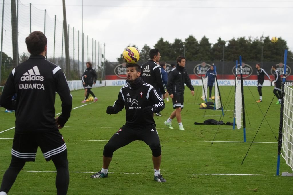 Manuel Agudo 'Nolito' cabecea un balón durante el entrenamiento de ayer en A Madroa.