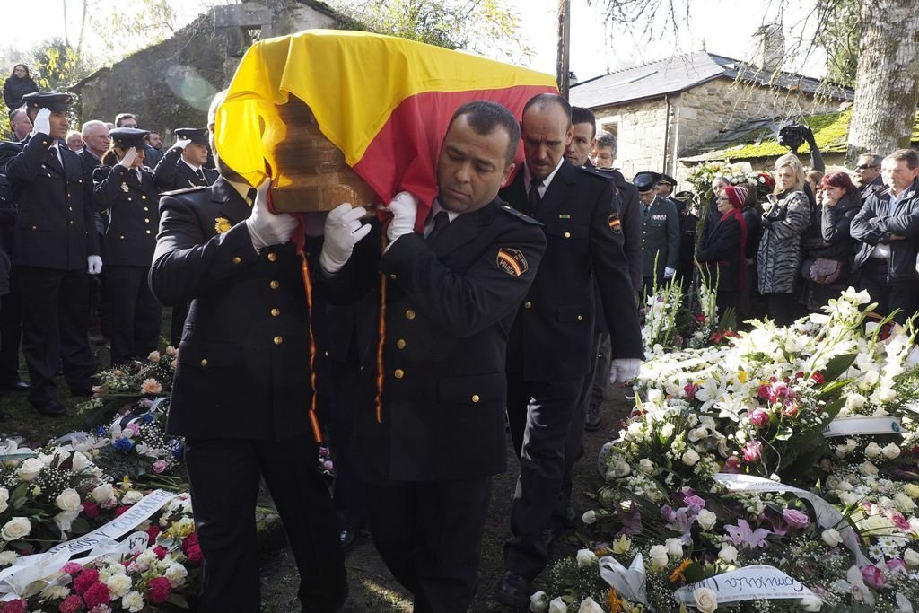 Compañeros de Vanessa portan el féretro a hombros a la entrada del cementerio municipal de San Breixo, en Guitiriz, Lugo.