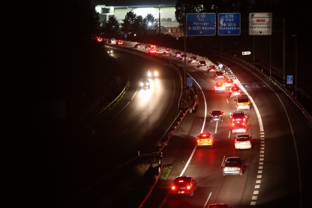 Foto de anoche, con coches llegando a Vigo tras el puente de la Constitución.