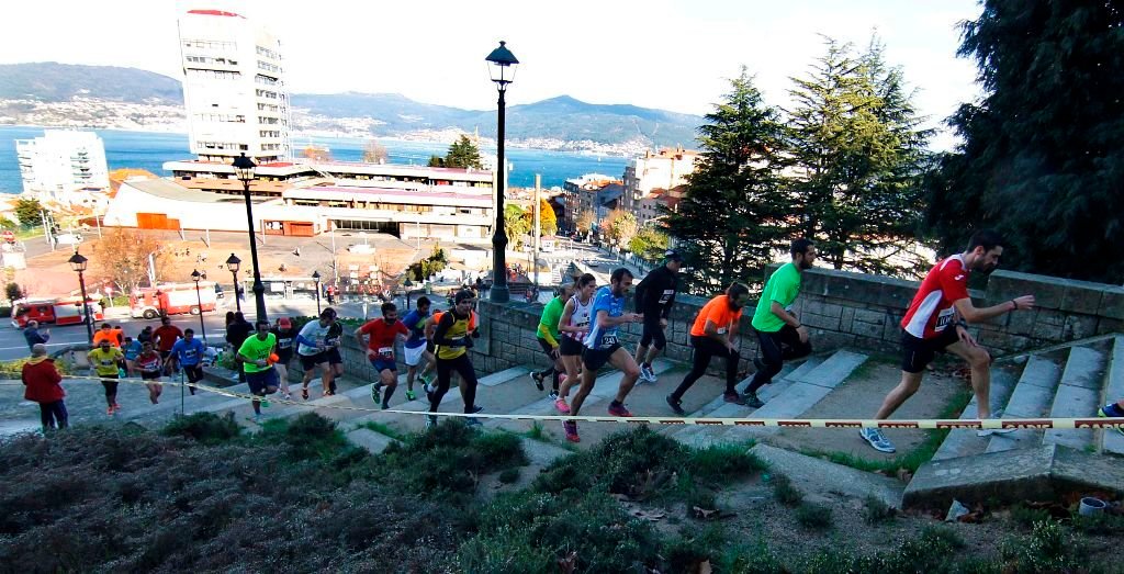 Unos 400  atletas participaron ayer en la Subida a O Castro, con salida en el Náutico y llegada en lo alto de la fortaleza. // JV Landín