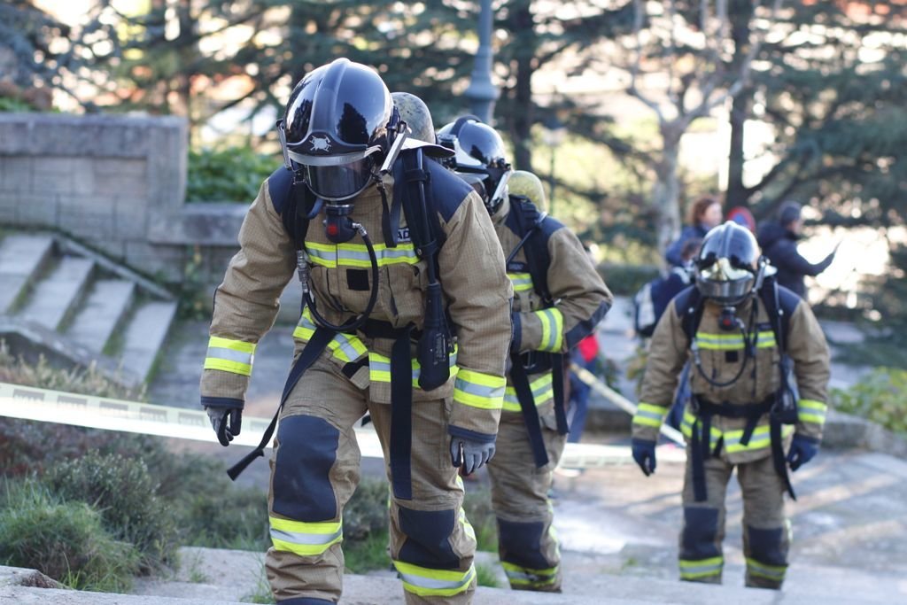 Los bomberos cargaron con los 20 kilos del equipo de extinción de incendios, bombona de oxígeno incluída. // JV Landín