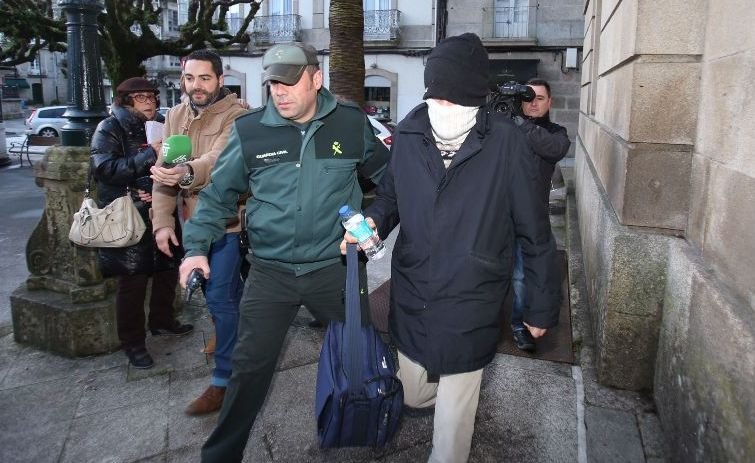 Momento en el que Miguel Rosendo llega a los juzgados de Tui, con la cara prácticamente cubierta.