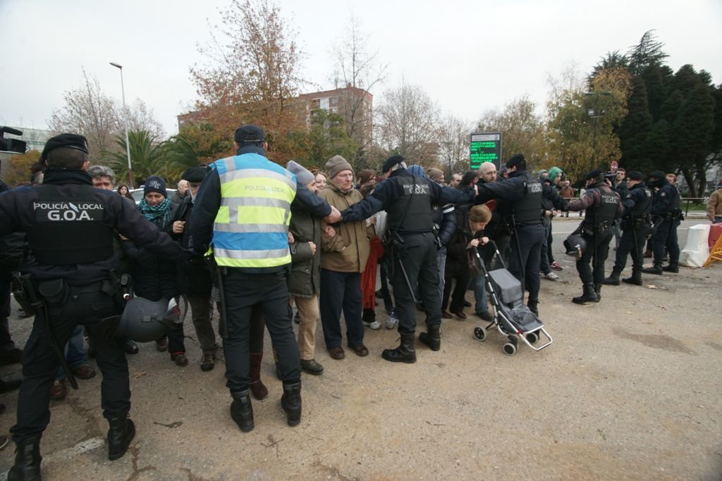 Los opositores a que se coloque el “Alfageme” en Coia se enfrentaron a la Policía Local que custodiaba la rotonda.